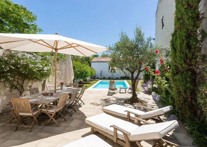 Petit Sergent With Pool, Cinema Villa