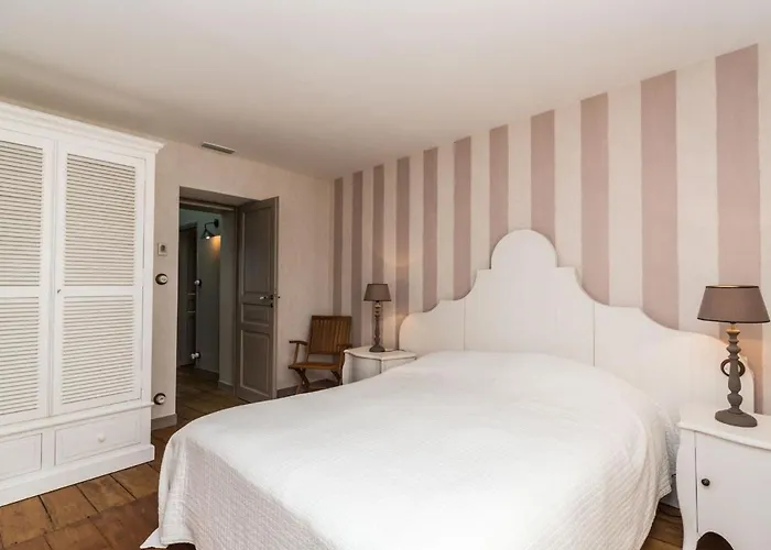 Petit Sergent With Pool, Cinema Villa *