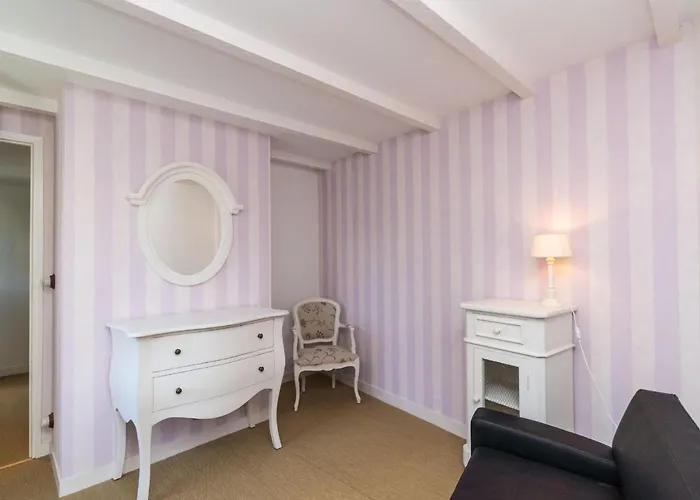 Petit Sergent With Pool, Cinema Villa *