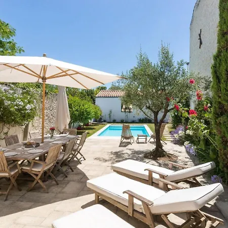 Petit Sergent With Pool, Cinema Villa