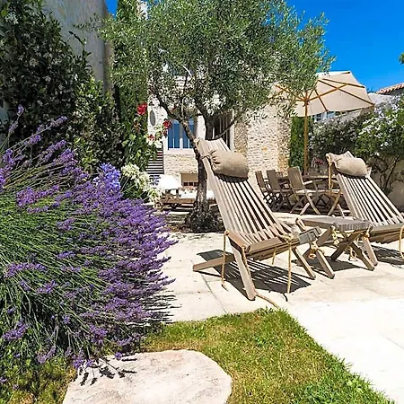 Petit Sergent With Pool, Cinema Βίλα