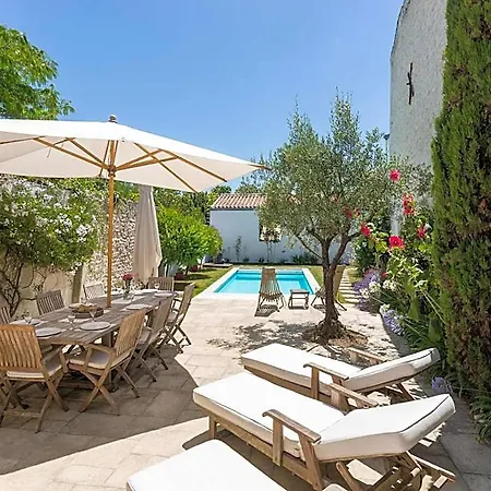 Petit Sergent With Pool, Cinema Βίλα *